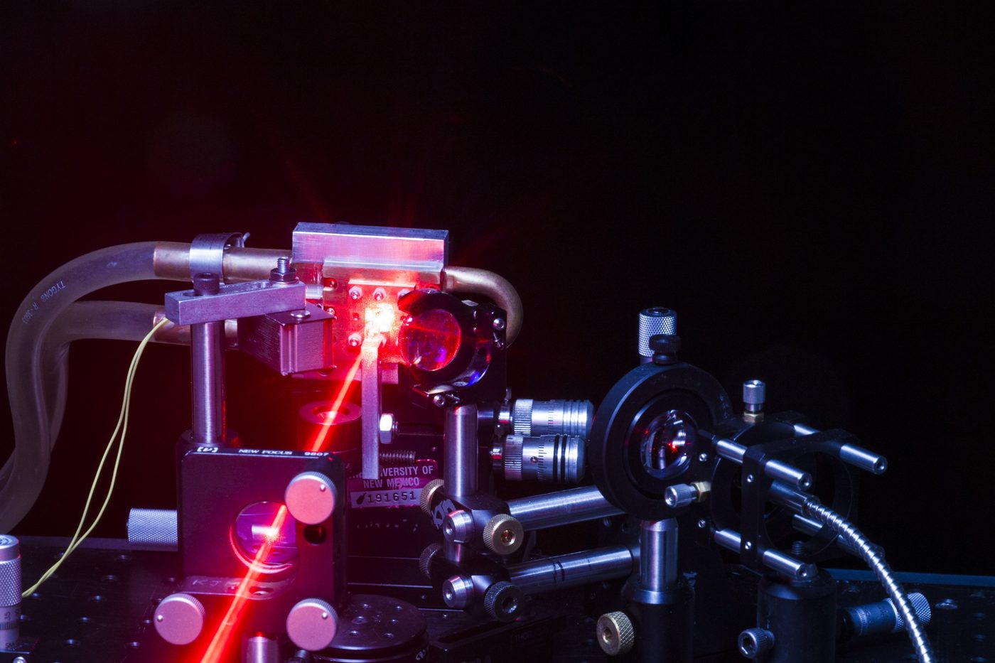 Red laser system on an optical bench